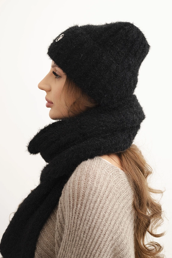 Women's set hat and long scarf made of soft yarn black