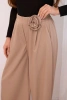 Damenhose elegant mit weitem Bein und dekorativer Blume fango