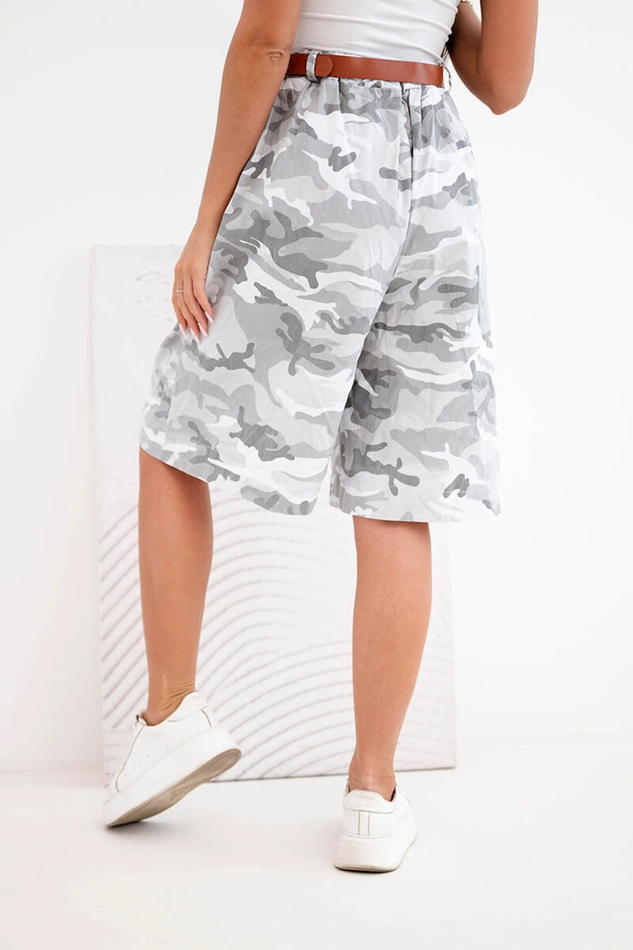 Damen-Shorts mit Gürtel und Camouflage-Muster für den Sommer grau