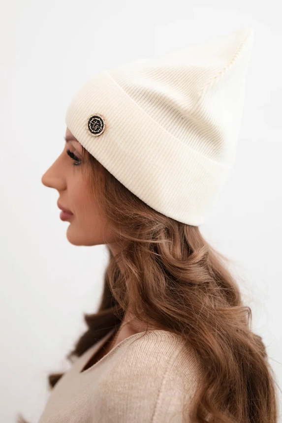 Women's ribbed cap made of modal and viscose with a decorative button ecru