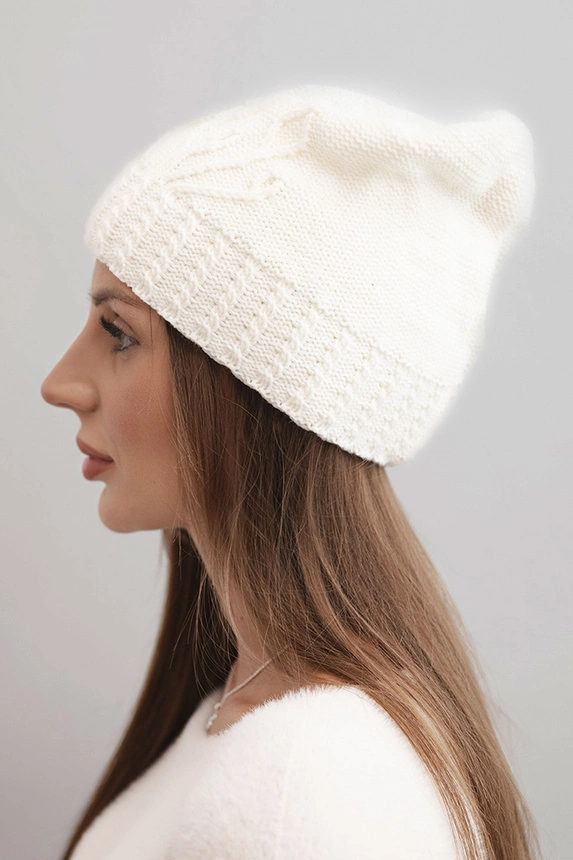 Dámská zimní čepice z vlny s ozdobným ražením K474 ecru