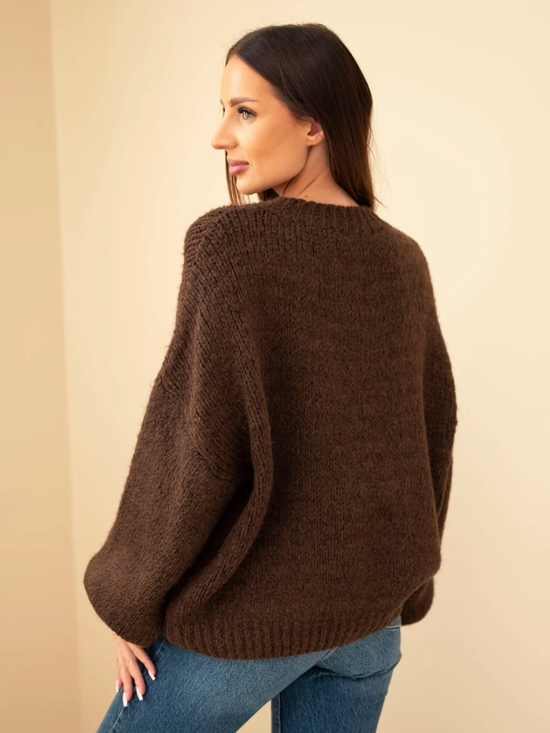 Oversize women's sweater with a round neckline and ribbing brown