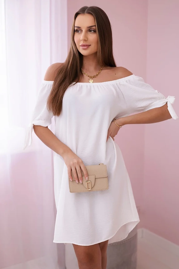 Kleid an den Ärmeln gebunden weiß