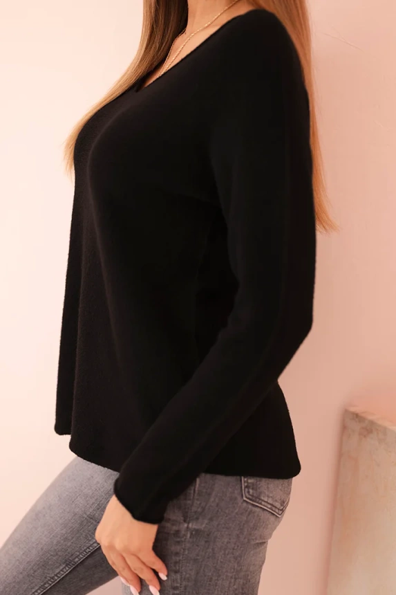 Women's sweater made of viscose with long sleeves and a round neckline black