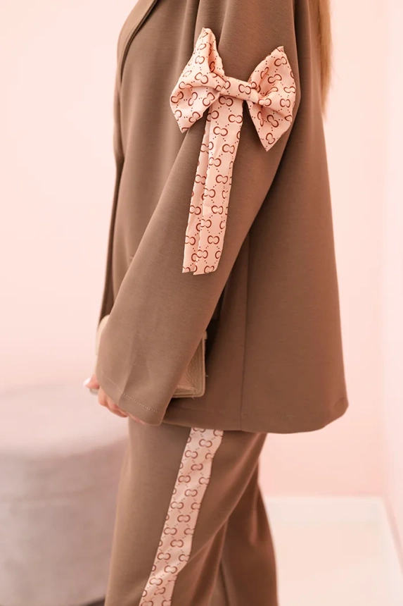 Damenanzug aus Viskose – Blazer mit Revers und Hose mit Paspel camelowy