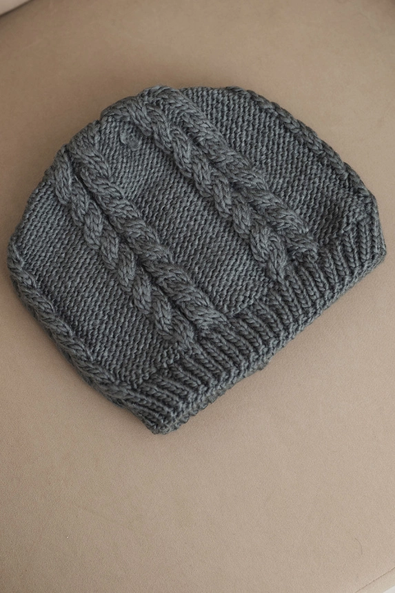 Women’s winter wool hat with braid pattern K452 dark gray