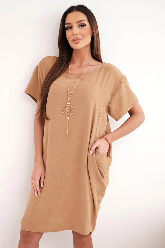 Kleid mit Taschen und Anhänger Kamel
