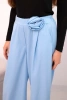 Damenhose elegant mit weitem Bein und dekorativer Blume blau