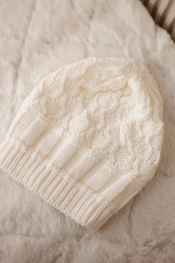 Čapica s fleece Marta K231 biely