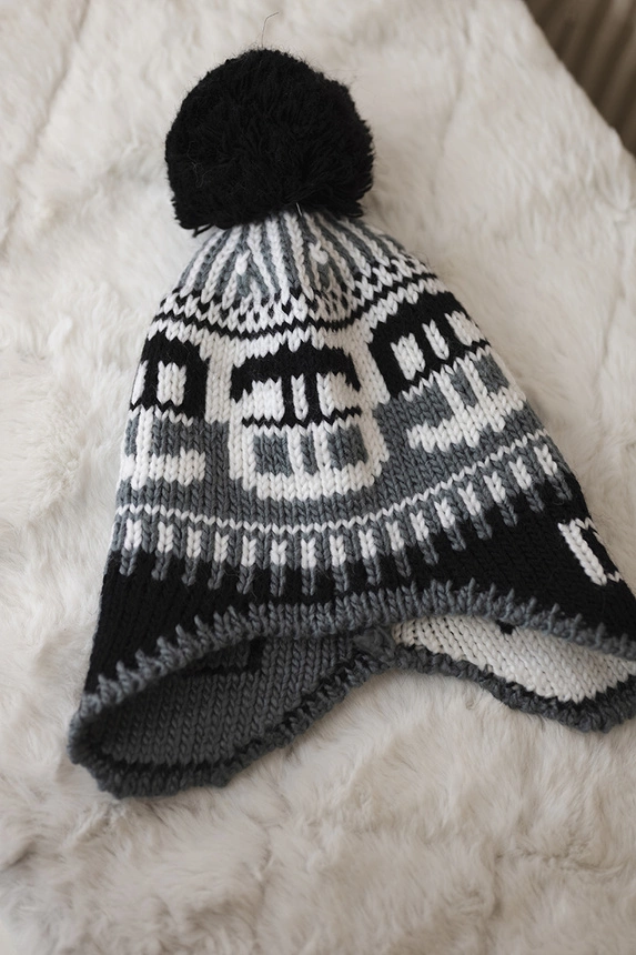 Dámska čiapka s pomponom Rosa K368 biela+grafit+čierna