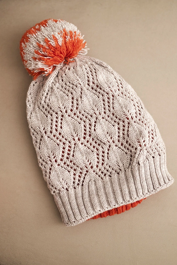 Damenwintermütze aus Wolle mit dekorativem Muster und Bommel K467 beige