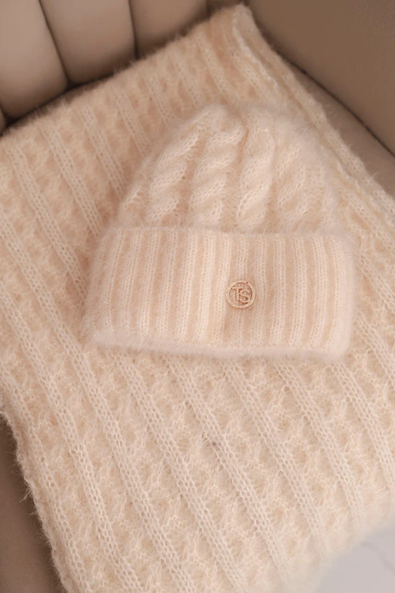 Women's set cap and scarf ribbed with decoration ecru