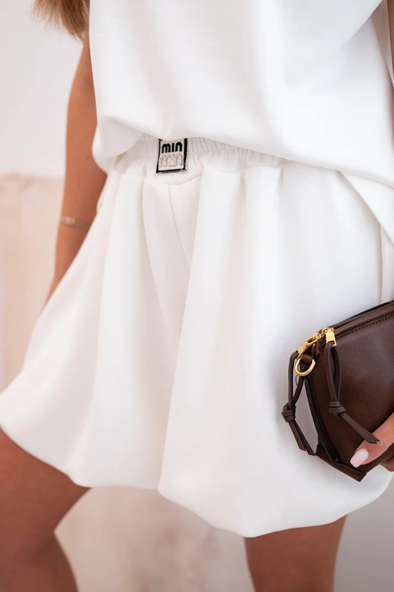 Women's butter set with a sleeveless blouse and wide-leg shorts ecru