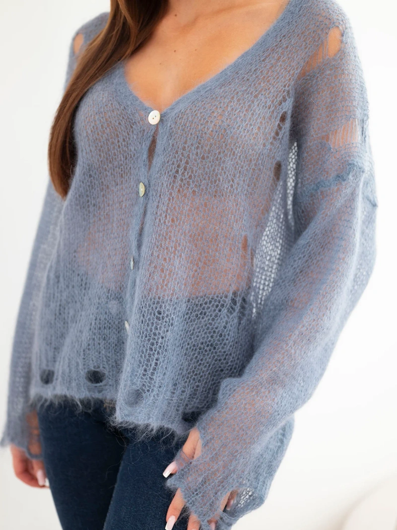 Sweter damski w 70% z kid moheru na guziki z efektem przetarć jeansowy
