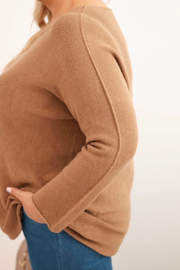 Dámsky sveter plus size s lodičkovým výstrihom camelový