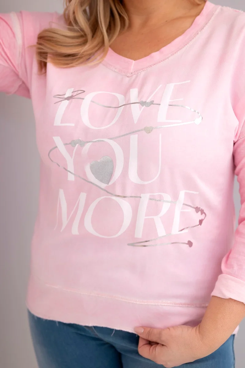 Bluzka damska Plus Size przecierana z napisem Love You More jasno różowa
