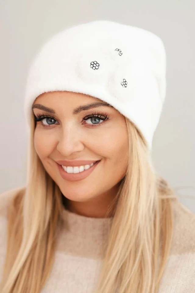 Czapka damska z ozdobnymi futrzanymi kwiatami elegancka biała