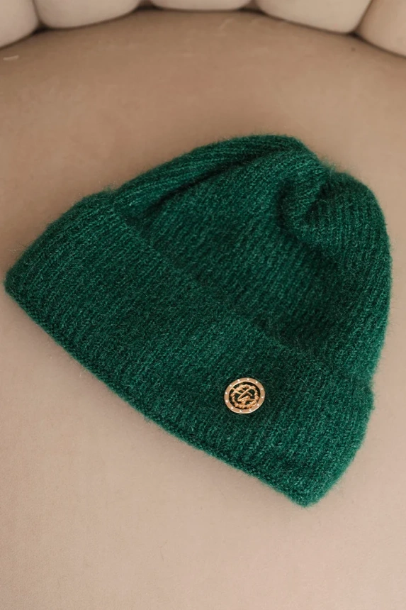 Dámská zimní čepice huňatá s ozdobným knoflíkem zelená