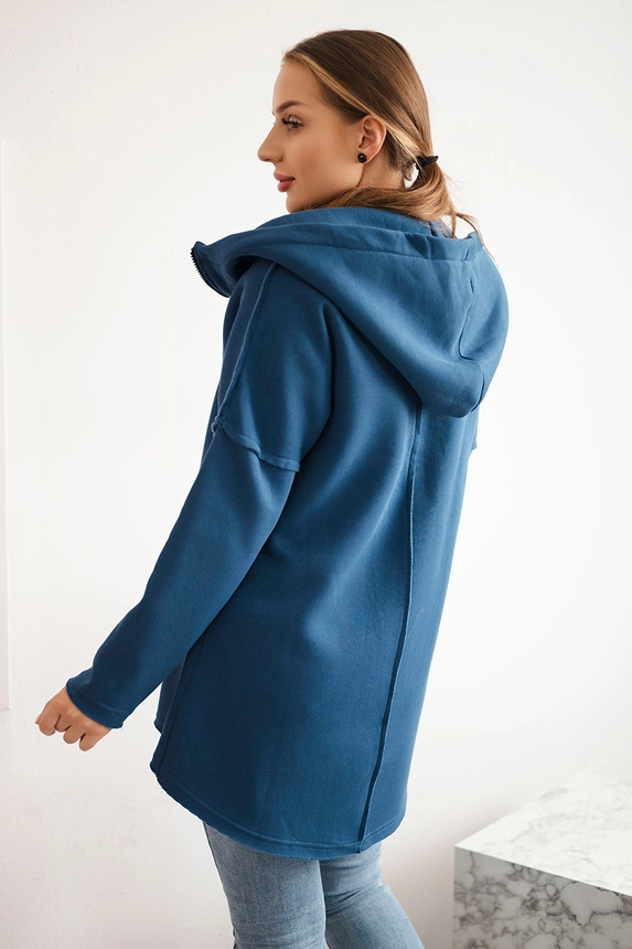 Isoliertes Sweatshirt mit längerem Rücken und Taschen aus Denim