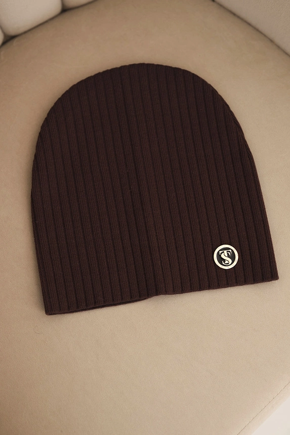 Women's ribbed cap with decorative button made with a blend of viscose and modal brown