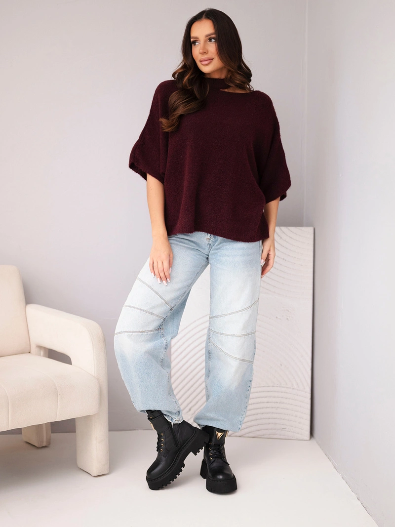 Oversize Damenpullover mit asymmetrischem Ausschnitt und Stehkragen pflaume