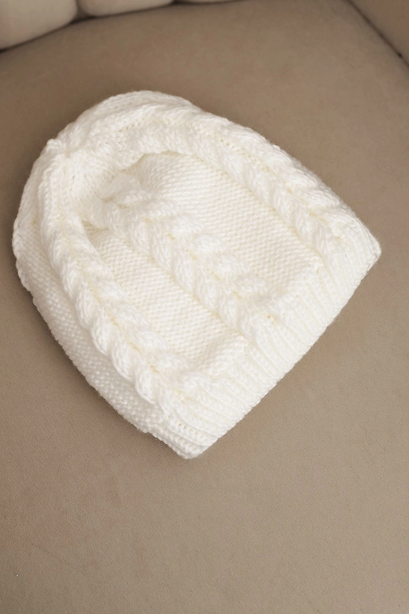 Women's winter wool hat with cable knit pattern K452 white
