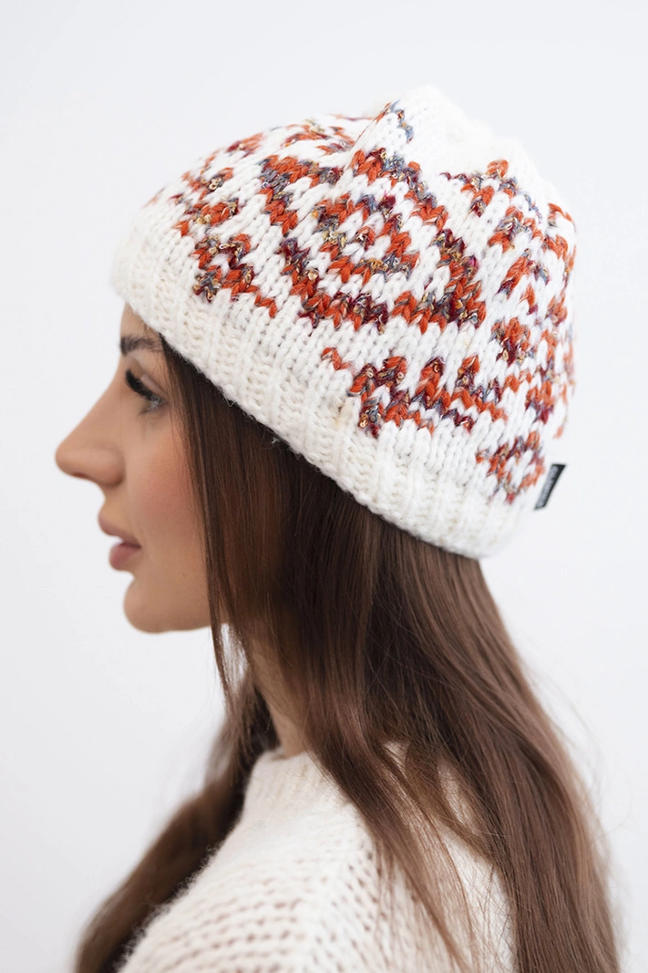 Damen Wintermütze mit bunten Mustern und breitem Bündchen K353 weiß+rotbraun