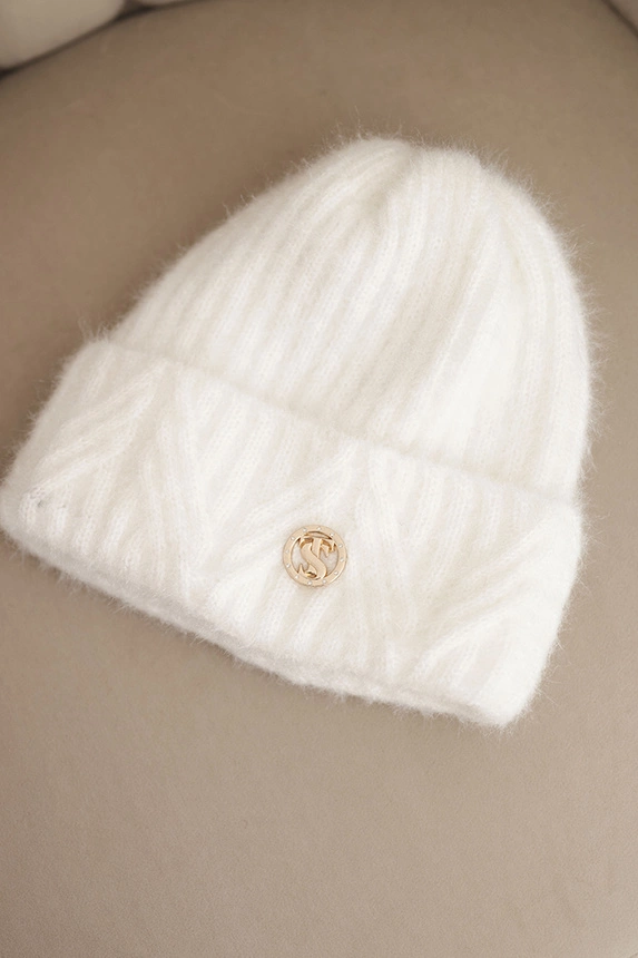 Dámská zimní čepice z huňaté příze a s elegantním knoflíkem bílá