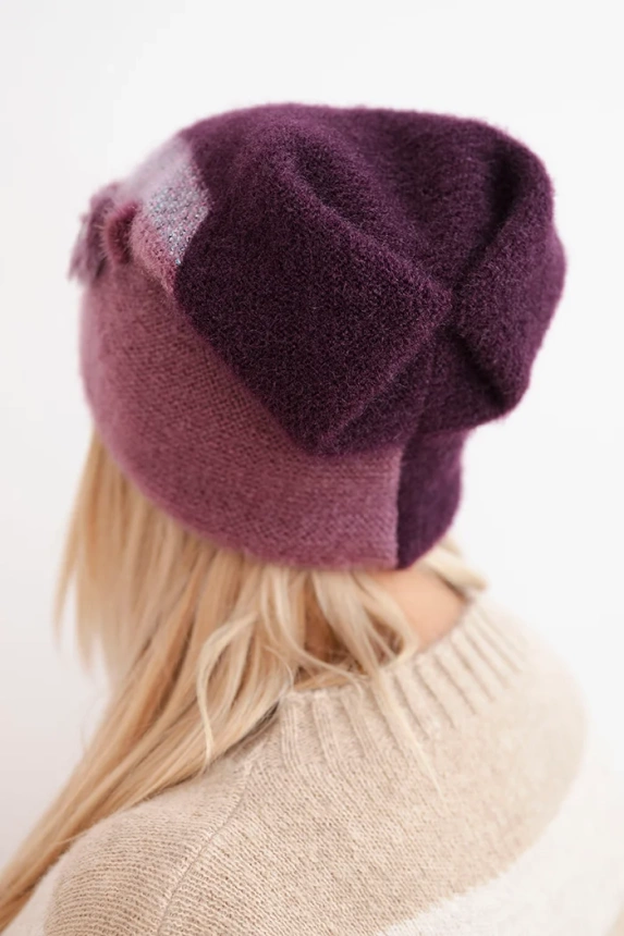 Damenmütze elegant mit pelzverzierten und glitzernden Riemen dunkelviolett