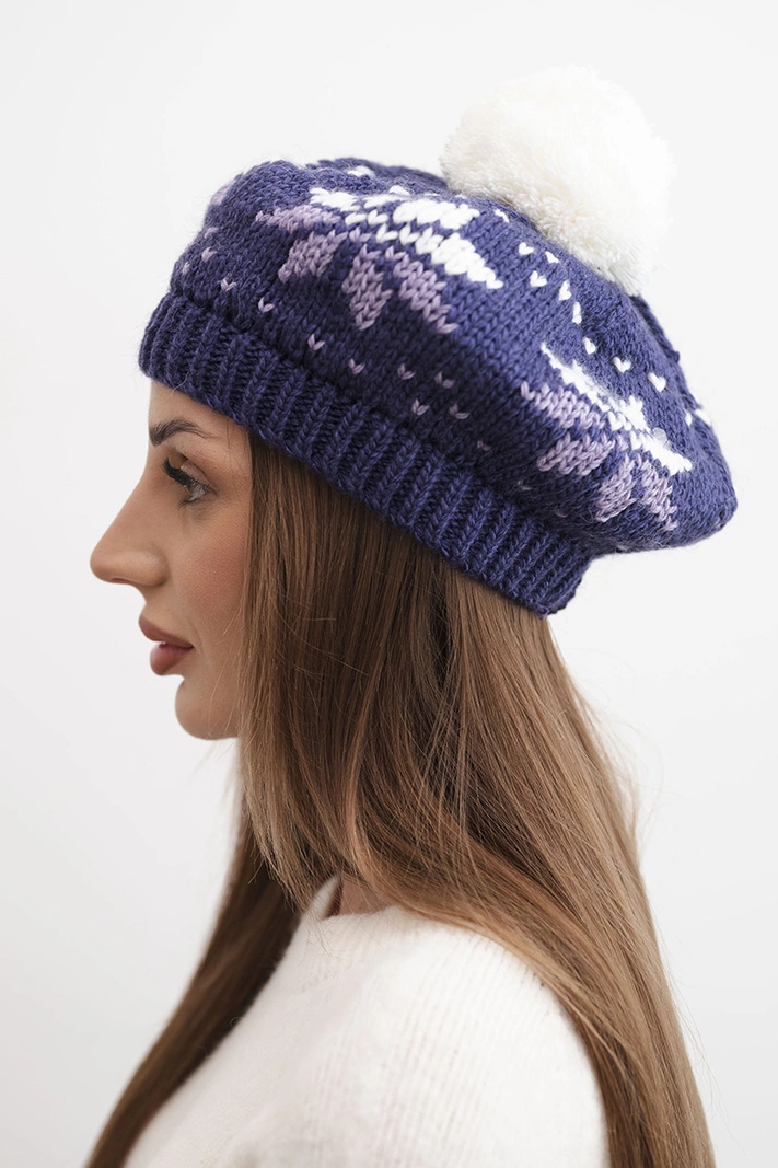 Damenwintermütze aus Wolle mit Schneeflockenmuster und Pompon K457 dunkelviolett