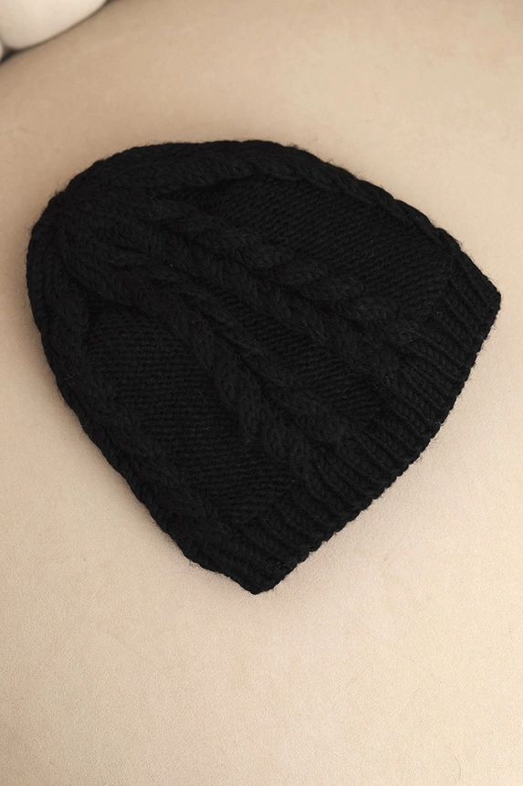 Women's winter wool hat with cable knit pattern K452 black