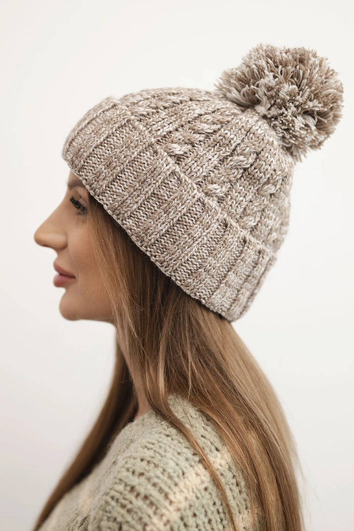 Damenwintermütze mit Pompon aus Wolle K424 dunkelbeige