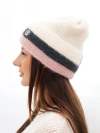 Moteriška beanie kepurė su reljefiniu raštu ir papuošimu smėlio spalvos+rausvos spalvos milteliai