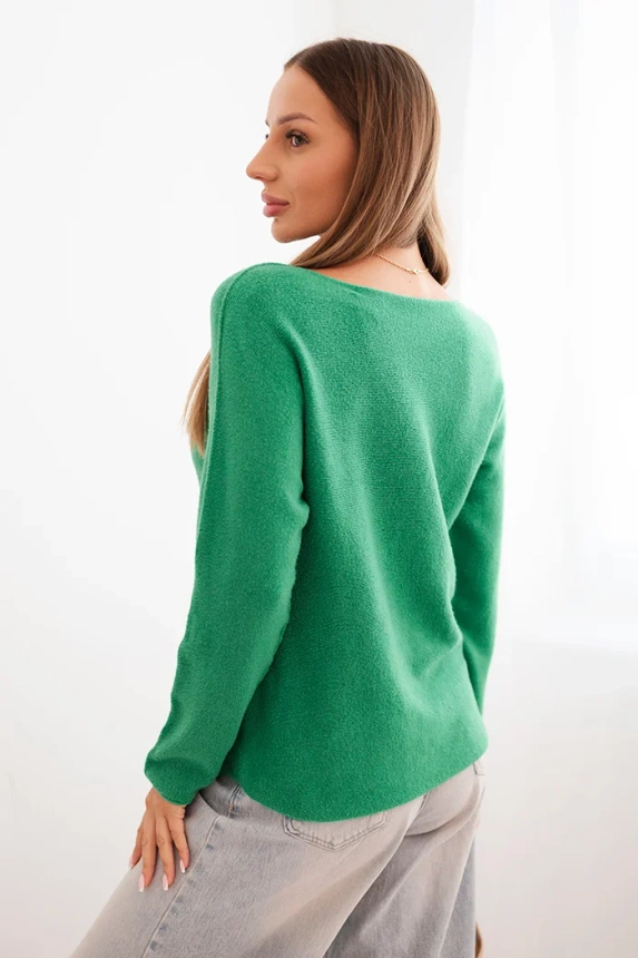 Women's sweater made of viscose with long sleeves and a round neckline green