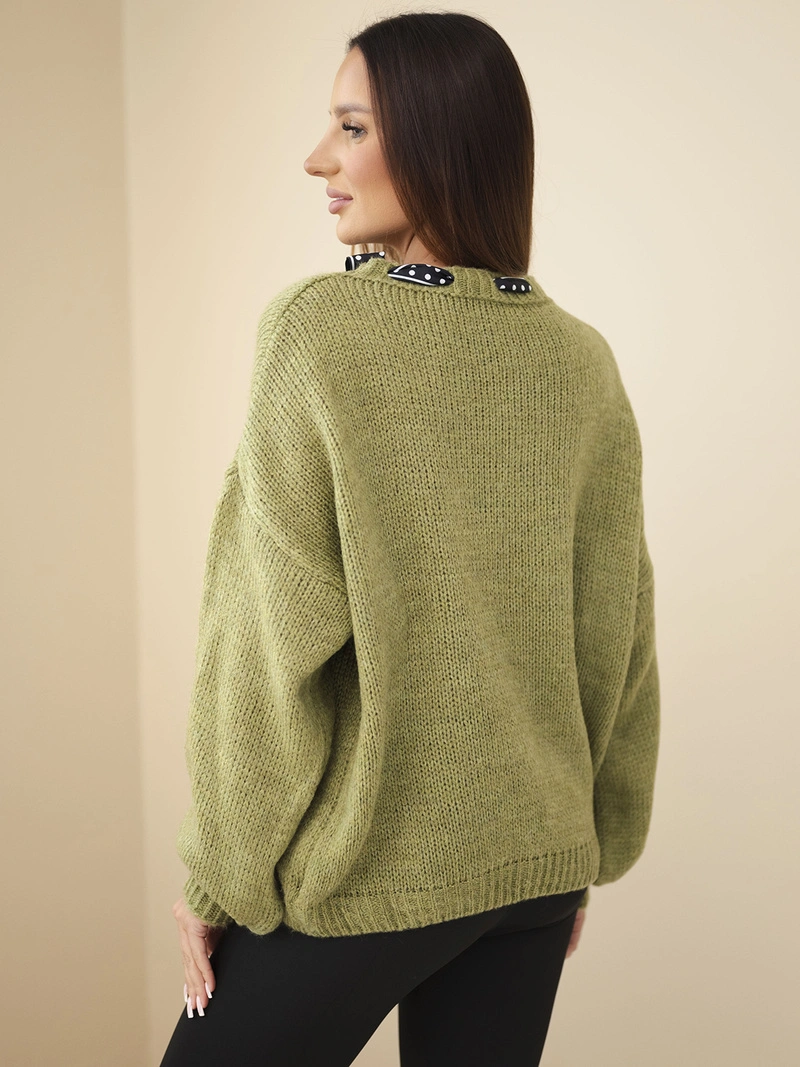 Damenpullover mit dekorativem Detail am Ausschnitt olive