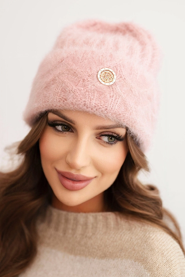 Czapka damska prążkowana z wiskozy puszysta z ozdobnym metalowym guzikiem pudrowy róż