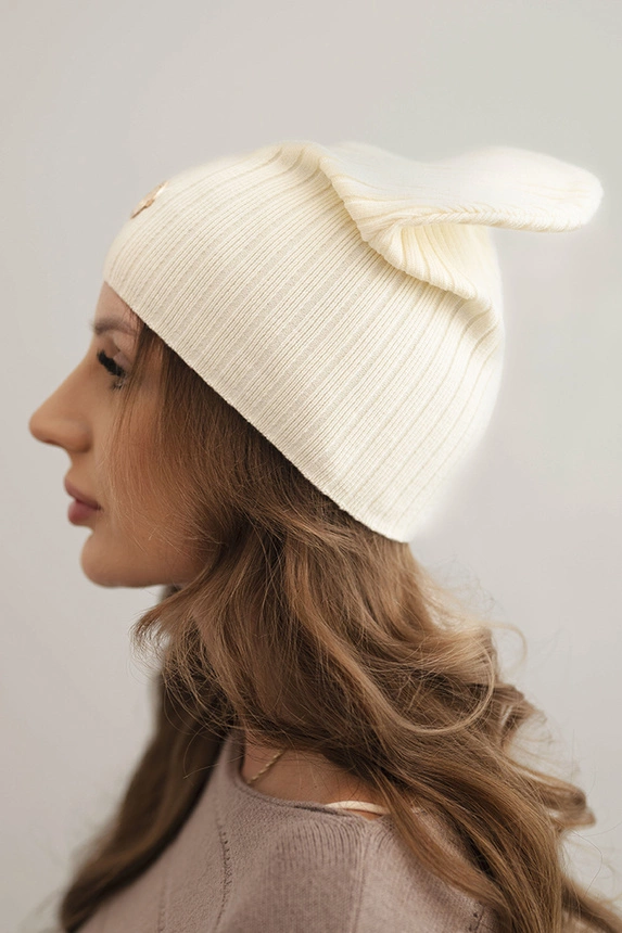 Women's ribbed hat with decorative button made of viscose and modal ecru