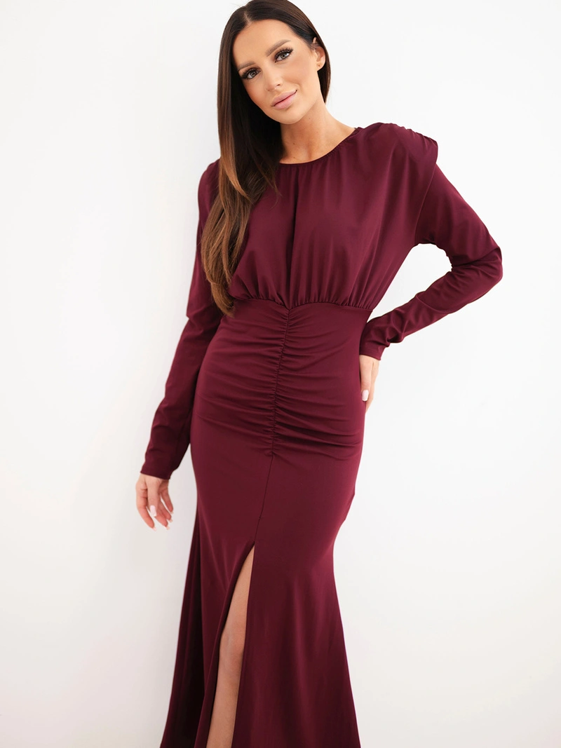 Langes Damenkleid mit Raffung und Schlitz bordeaux