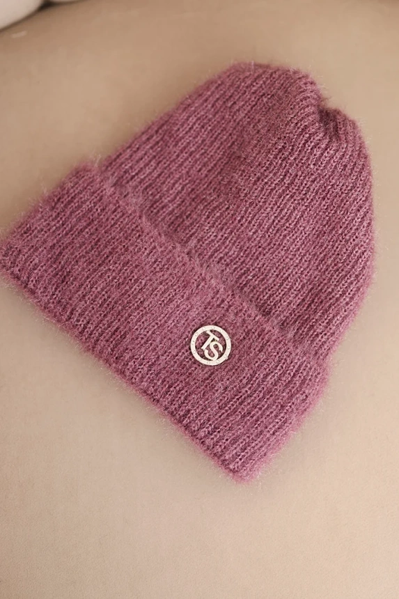 Dámska zimná čiapka huňatá s ozdobným gombíkom tmavo ružová