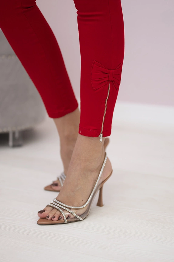 Hose aus farbigem Denim mit Schleife rot