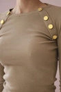 Kleid mit Zierknöpfen camel