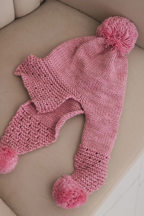 Women's winter cap with wool, visor and pom-poms K475 pink