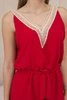 Kurzer Jumpsuit mit dekorativer Spitze rot