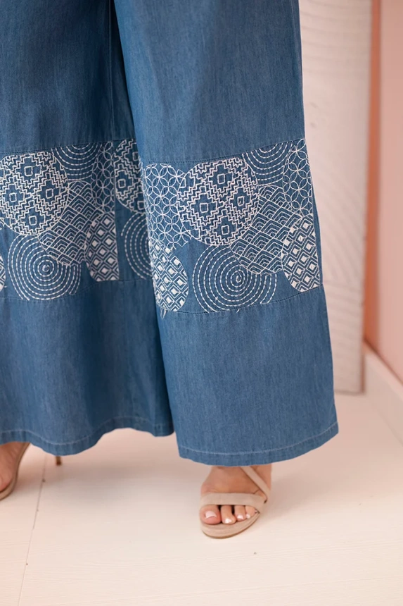 Damenhose in Plus Size mit weitem Bein und ethnischer Stickerei jeans