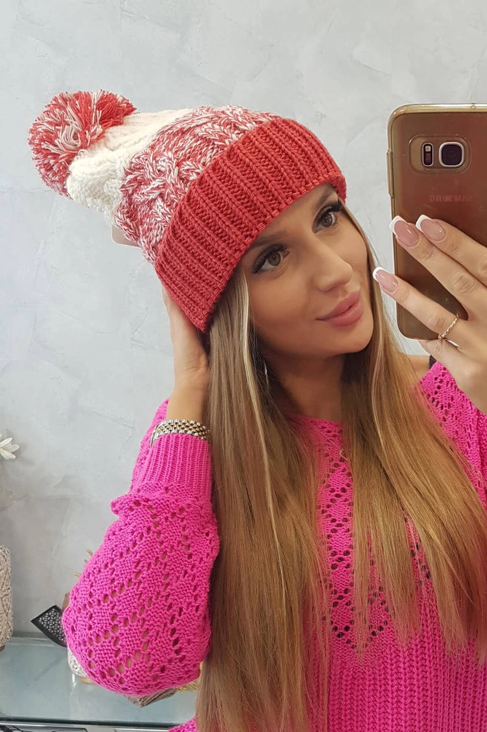 Moteriška kepurė su pomponu Abigail K326 Raspberry+ecru