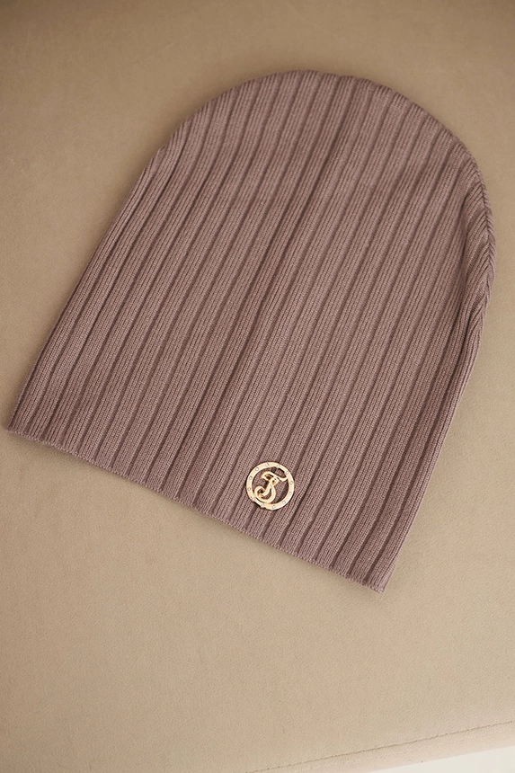 Women's ribbed cap with decorative button made of viscose and modal fango