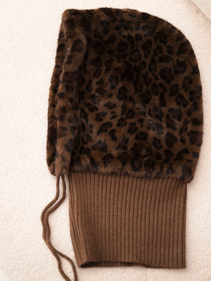 Dámska čiapka s kapucňou a kožušinou s leopardím vzorom so šnúrkami čokoládová