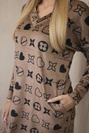 Samtkleid mit dekorativem Muster Kamel