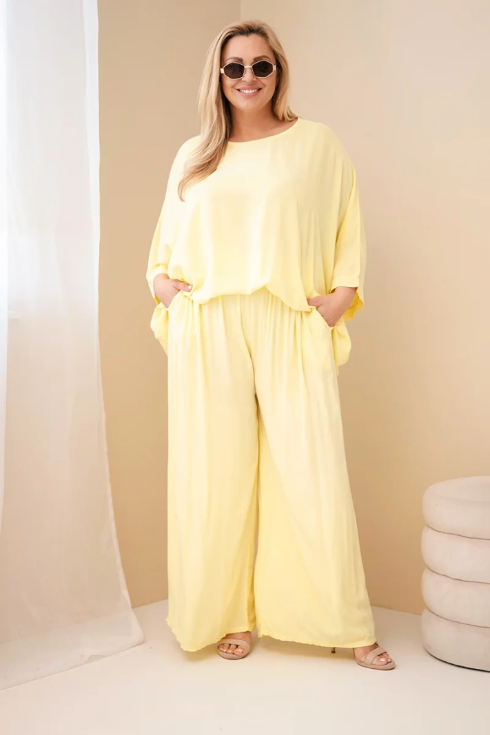 Komplet damski Plus Size wiskozowy z szerokimi spodniami i bluzką żółty