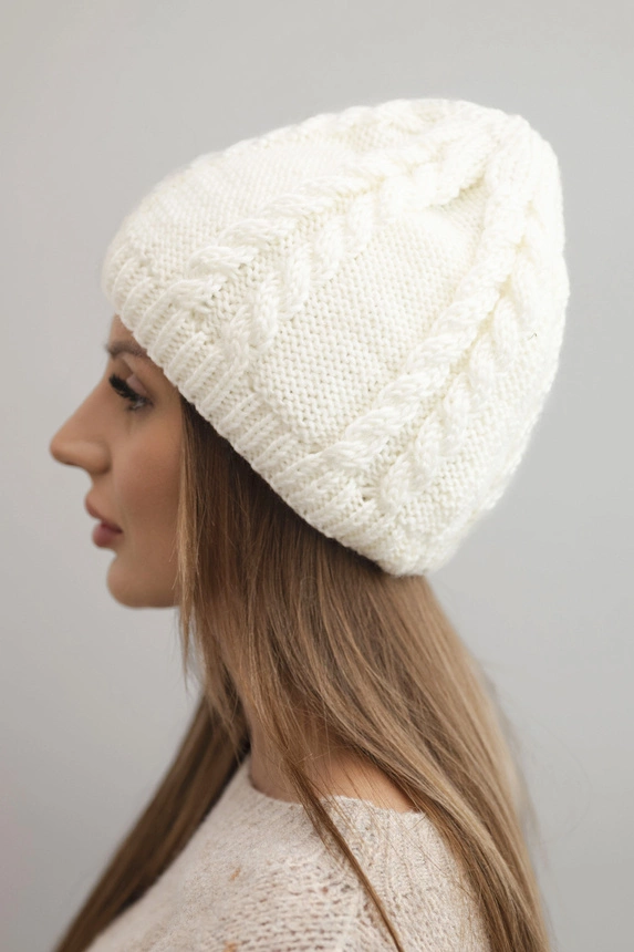 Women's winter wool hat with cable knit K452 ecru